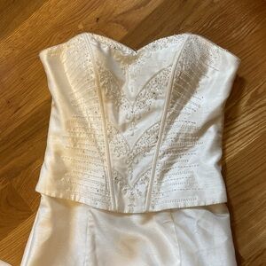 Gorgeous strapless wedding gown with train in amazing condition